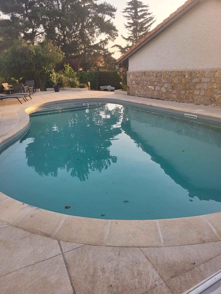 Entreprise de construction de piscines en béton à Bas-en-Basset 